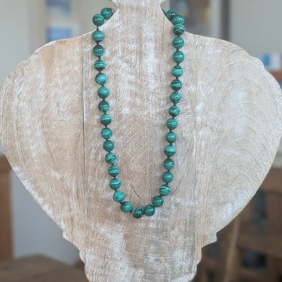 Elegant Green Beaded Necklace - Picture 5 of 5